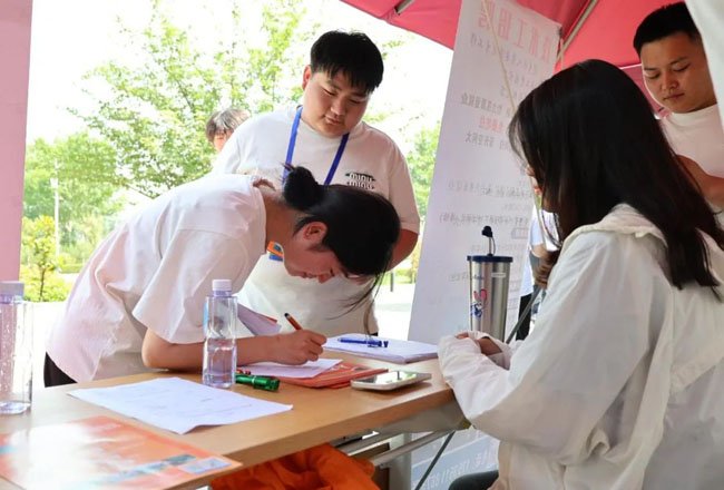 各个企业展位前人头攒动