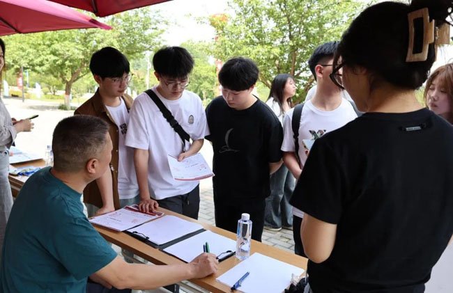 穿梭于各个展位之间