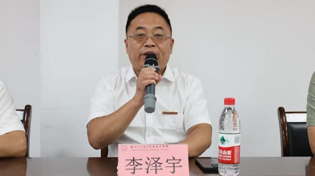 副院长李泽宇