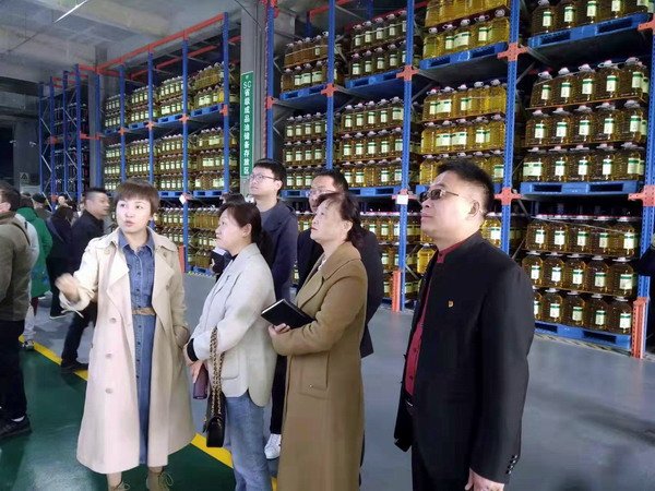 进一步深挖和开拓更多就业创业岗位和机