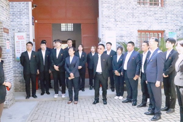 我院组织师生到汪锋同志陵园开展祭扫活