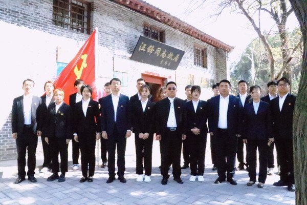 党委宣传部部长李泽宇及党员干部