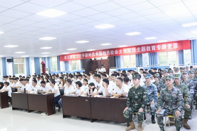 各班班委参加了会议