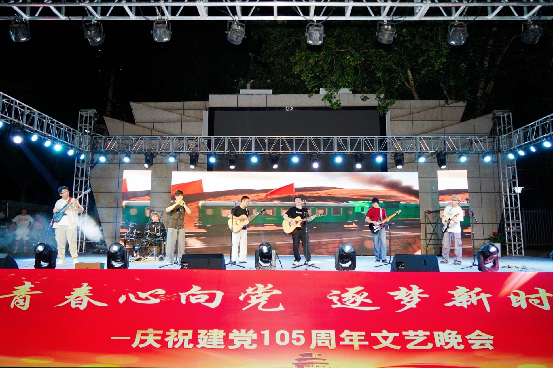 组织部部长李倩主持表彰大会