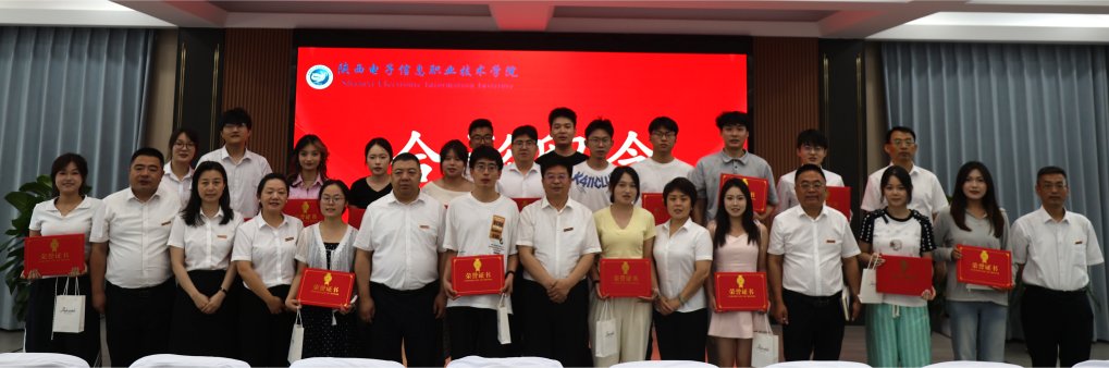 毕业生身着正装