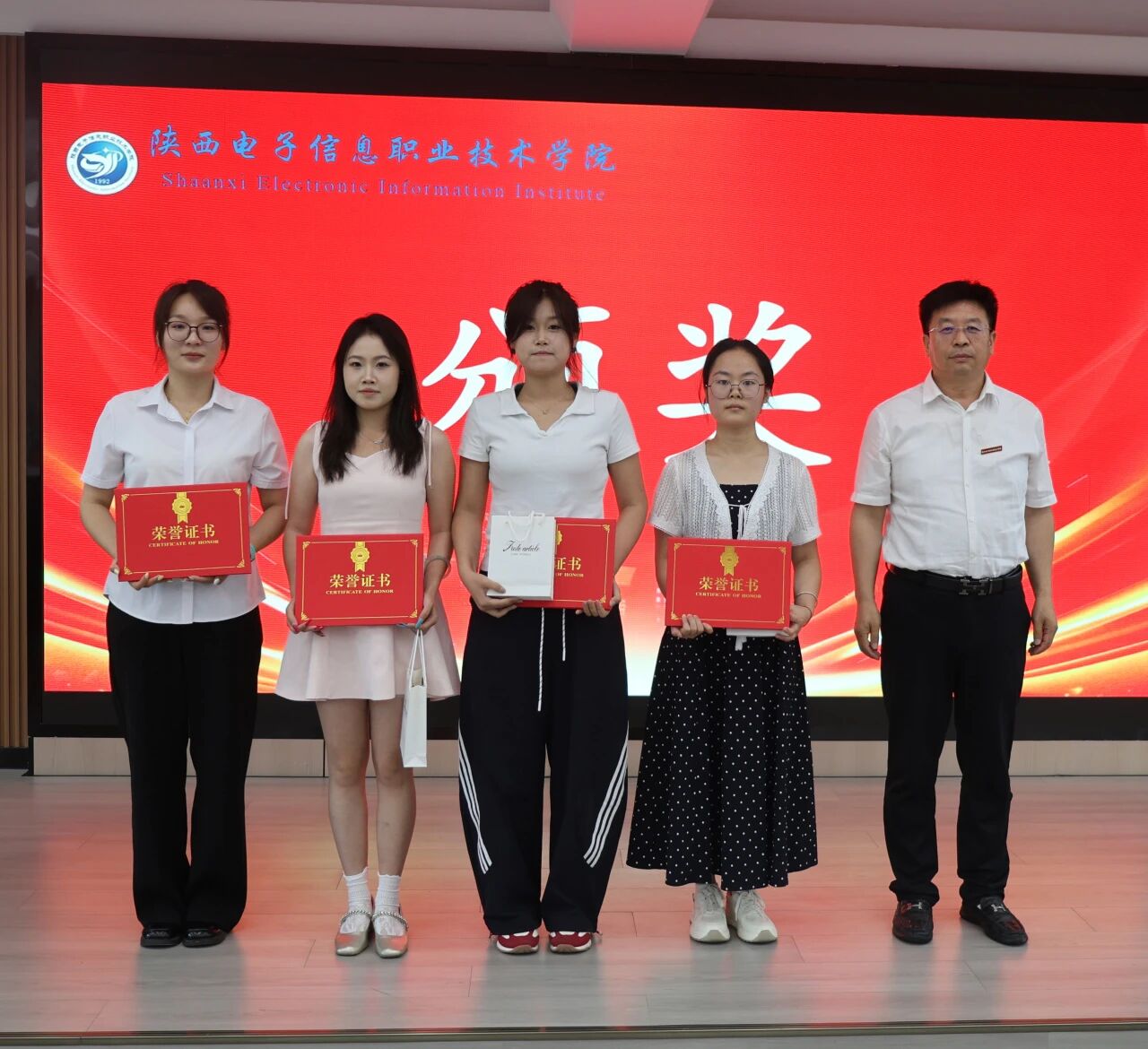 共同见证这一重要时刻