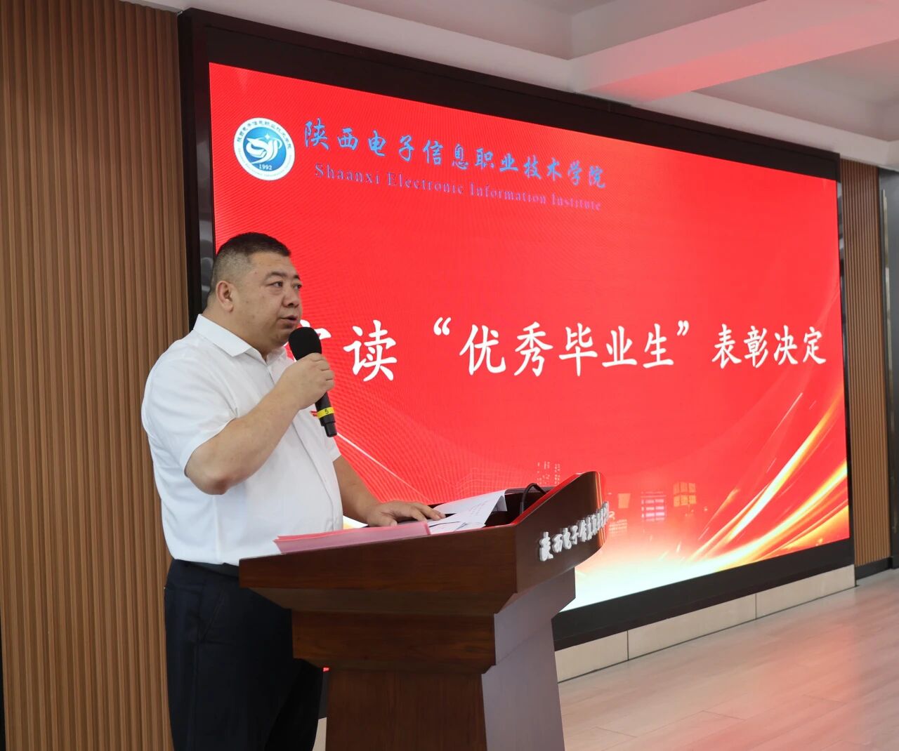 满怀对未来的憧憬与对母校的眷恋