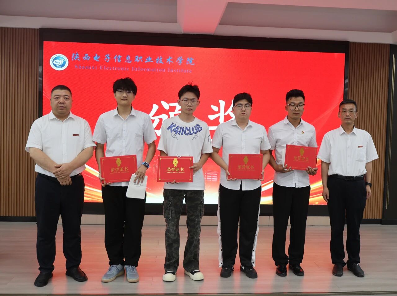 继续浏览毕业典礼在庄严的国歌声中开始